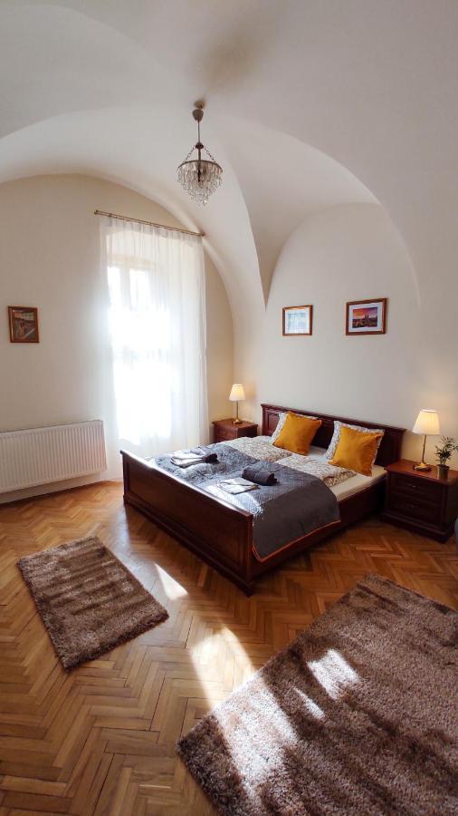 Theatroom Apartment *