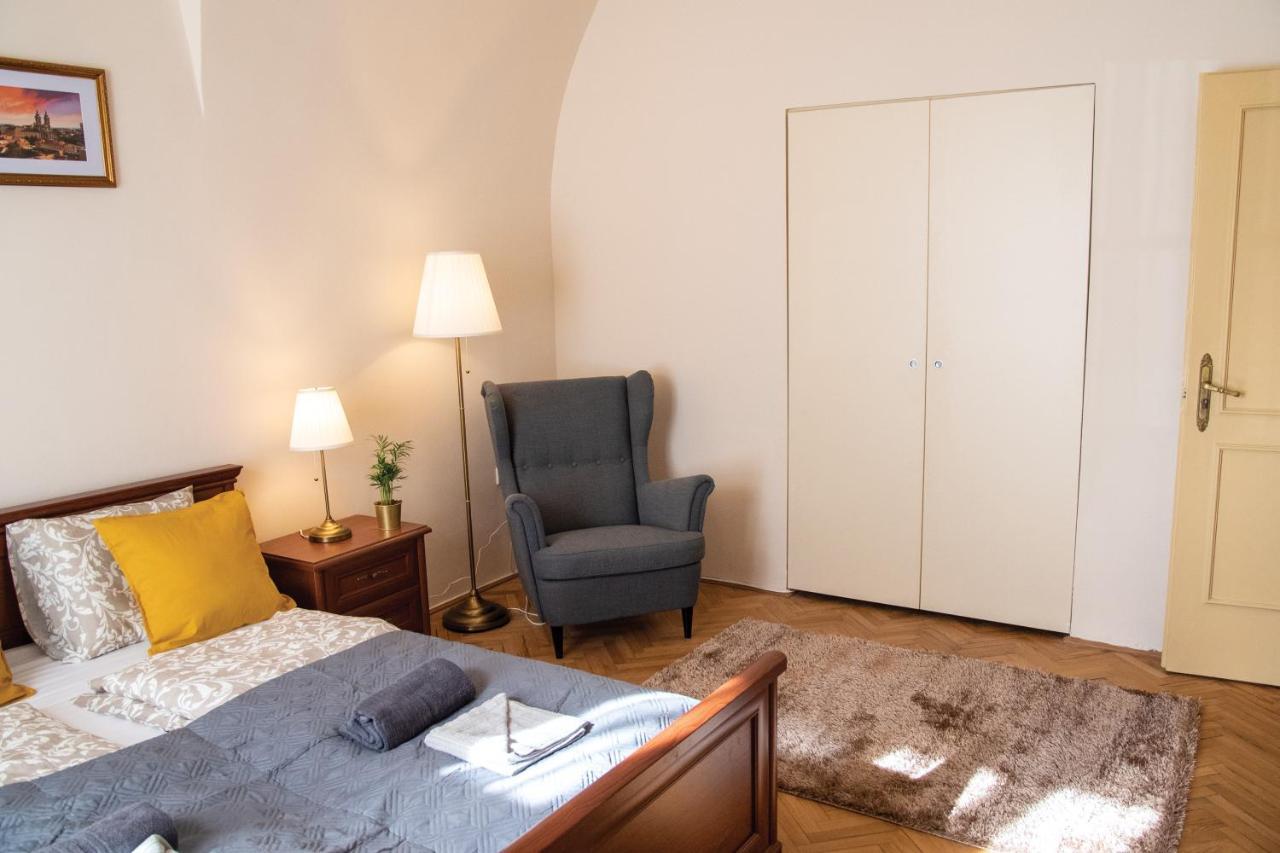 Theatroom Apartment *