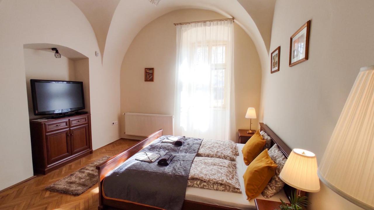 Theatroom Apartment *